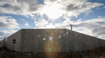 Eine sechs Meter hohe Betonmauer umschließt das Gelände für das künftige Zwei-Länder-Gefängnis in Zwickau-Marienthal. / Foto: Jan Woitas/dpa-Zentralbild/dpa