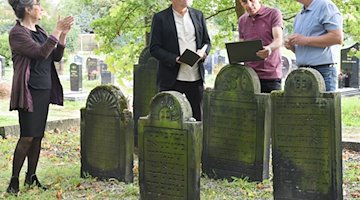 Consultations about the redesign are taking place at the New Jewish Cemetery / Photo: Waltraud Grubitzsch/dpa