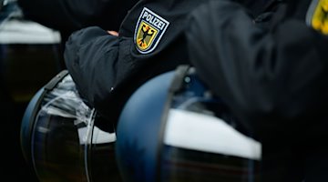 Поліцейські Федеральної поліції в шоломах / Фото: Philipp Schulze/dpa/Symbolbild