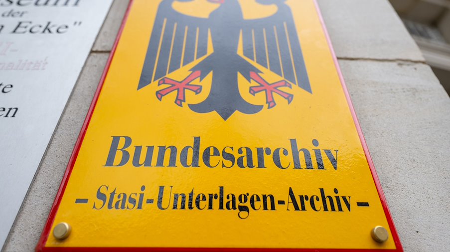 Vista de un cartel a la entrada de la sucursal del Archivo Federal en Leipzig / Foto: Hendrik Schmidt/dpa