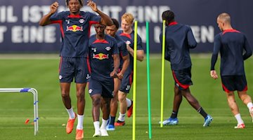 Leipzig players Mohamed Simakan (l-r), Amadou Haidara, Lois Openda, Nicolas Seiwald, Castello Lukeba and David Raum take part in final training / Photo: Jan Woitas/dpa