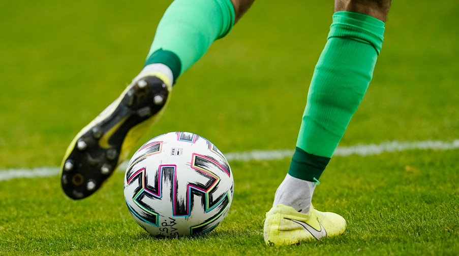 يقوم لاعب كرة القدم بلعب الكرة. / صورة: Uwe Anspach / dpa / رمز