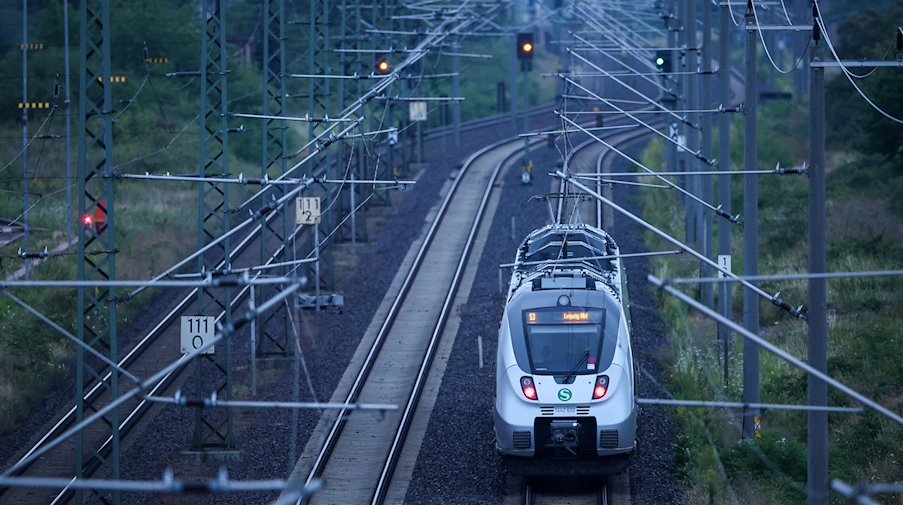 An S-Bahn of the line S3 coming from Halle to Leipzig / Photo: Jan Woitas/dpa