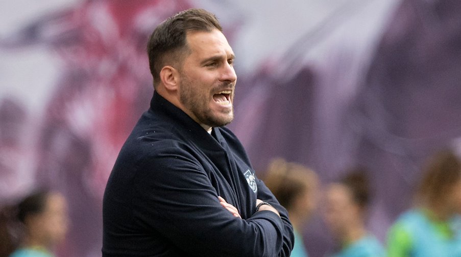 Saban Uzun, entrenador del Leipzig, reacciona en la banda / Foto: Hendrik Schmidt/dpa