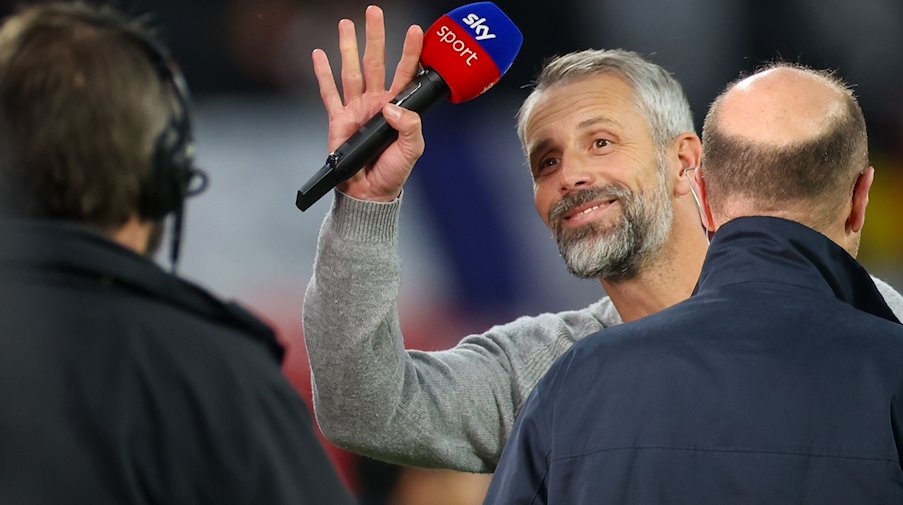 Leipzig coach Marco Rose waves before the interview on Sky Sport. / Photo: Jan Woitas/dpa