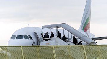 Rejected asylum seekers board a plane / Photo: Daniel Maurer/dpa