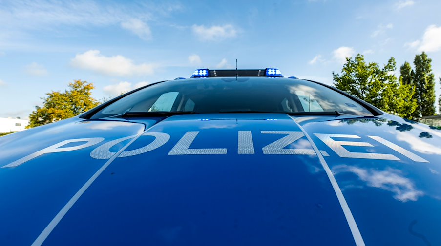 The words "Polizei" ("Police") are written on the hood of a patrol car / Photo: David Inderlied/dpa/Illustration