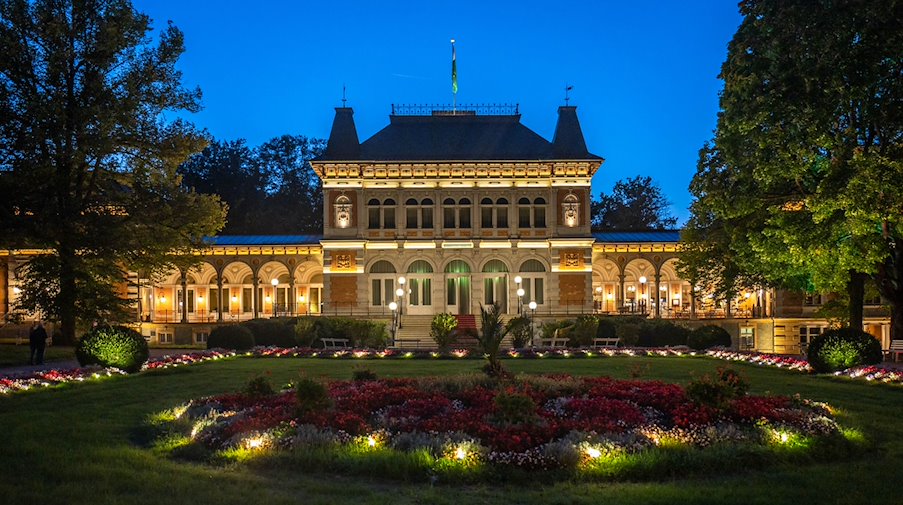 Bunte Lichter strahlen das Königliche Kurhaus in Bad Elster an. / Foto: Kristin Schmidt/dpa-Zentralbild/dpa