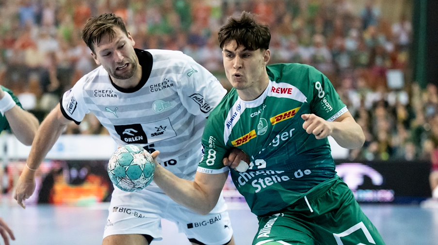 Matej Klima (d), del Leipzig, es obstaculizado por Harald Reinkind, del Kiel / Foto: Hendrik Schmidt/dpa