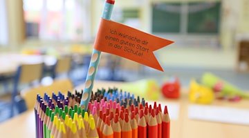 A colored pencil with the inscription "I wish you a good start in school."/ Photo: Matthias Bein/dpa-Zentralbild/ZB/Symbolbild