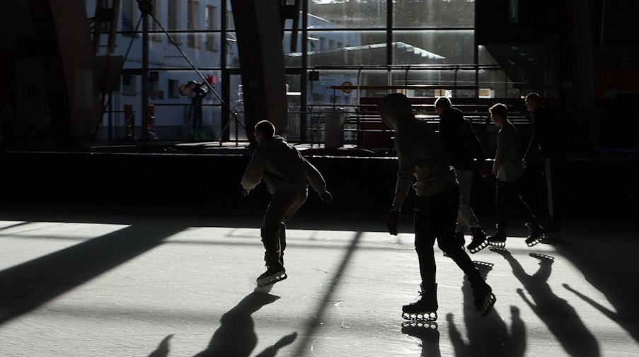 Молодь катається на ковзанах / Фото: Bodo Schackow/dpa