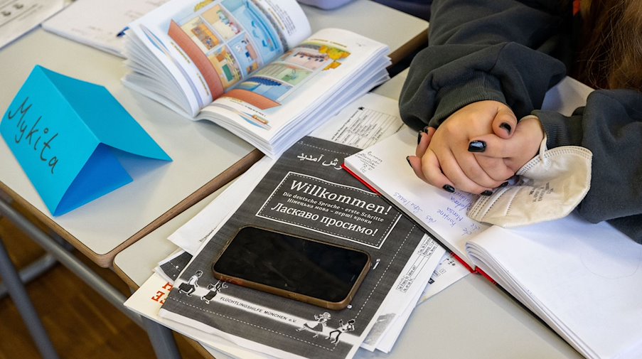 Ein Mädchen aus der Ukraine sitzt mit ihrem Unterrichtsmaterial in einer Klasse. / Foto: Peter Kneffel/dpa