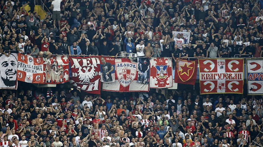 Fans von Roter Stern Belgrad feuern ihre Mannschaft an. / Foto: Peter Klaunzer/KEYSTONE/dpa/Archivbild