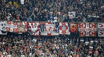 Red Star Belgrade fans cheer on their team / Photo: Peter Klaunzer/KEYSTONE/dpa/archive image