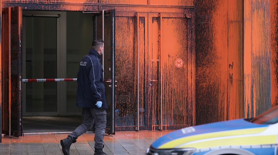 Farbe haftet an der Fassade eines Gebäudes der Universität Leipzig am Augustusplatz. / Foto: Sebastian Willnow/dpa