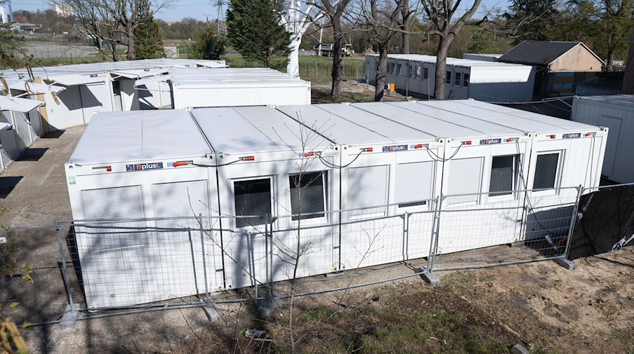 Housing containers at a refugee shelter in Dresden / Photo: Sebastian Kahnert/dpa
