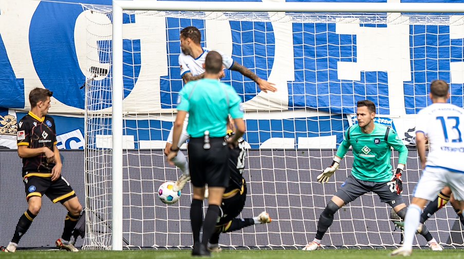 Luc Castaignos of 1. FC Magdeburg scores to 1:1. / Photo: Andreas Gora/dpa