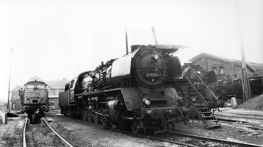 Auf diesem undatierten, vom DB Museum zur Verfügung gestellten Bild ist die Lokomotive 50 3559-7 in Sachsen-Anhalt zu sehen. / Foto: ---/dpa/Archiv