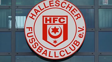 El logotipo del club Hallescher Fußballclub e.V.. / Foto: Peter Endig/dpa-Zentralbild/dpa/Archivbild