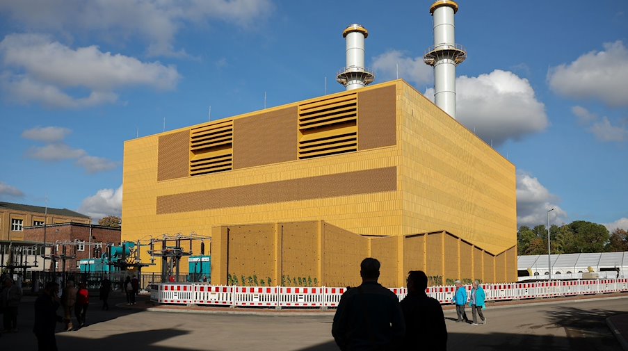 Visitors look at the new combined heat and power plant south / Photo: Jan Woitas/dpa