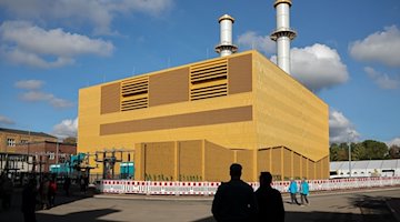 Відвідувачі дивляться на нову теплоелектростанцію на півдні / Фото: Jan Woitas/dpa