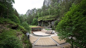 Un acantilado de arenisca enmarca el escenario rocoso de Rathen en la Suiza sajona / Foto: Sebastian Kahnert/dpa