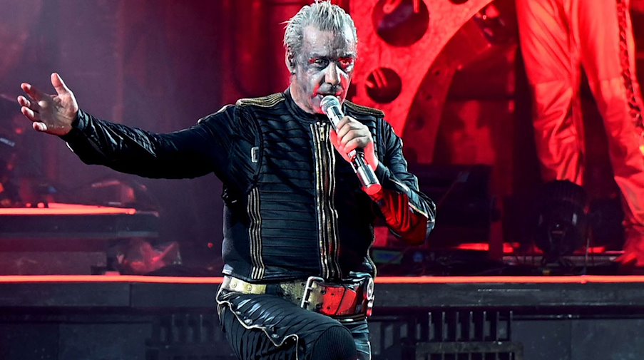 Rammstein Frontsänger Till Lindemann performt auf der Bühne. / Foto: Malte Krudewig/dpa