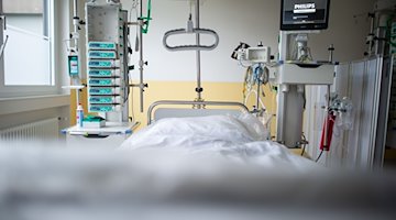 Ein leeres Bett steht in der Intensivstation einer Klinik. / Foto: Jonas Güttler/dpa/Symbolbild