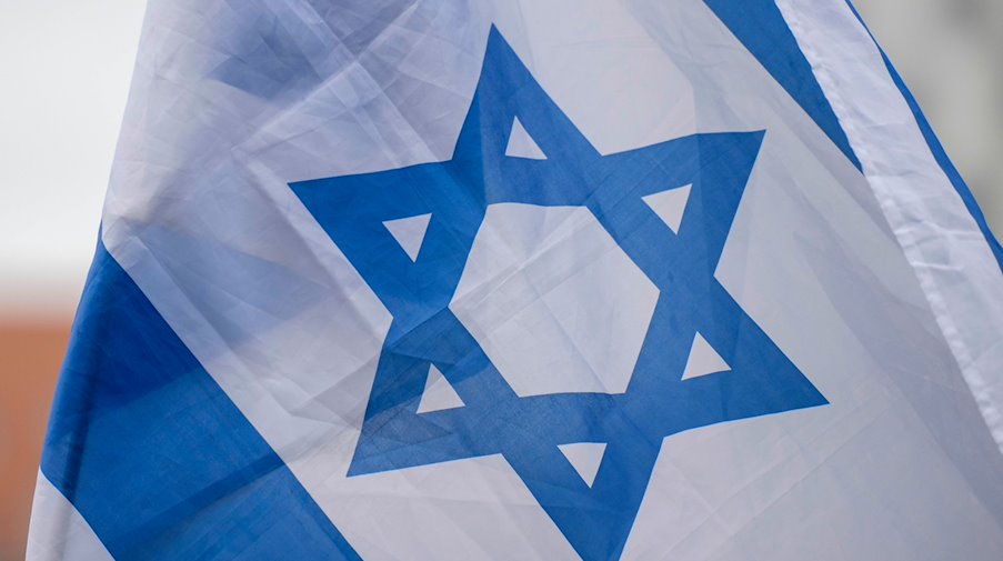 Die israelische Flagge weht im Wind. / Foto: Hendrik Schmidt/dpa/Symbolbild