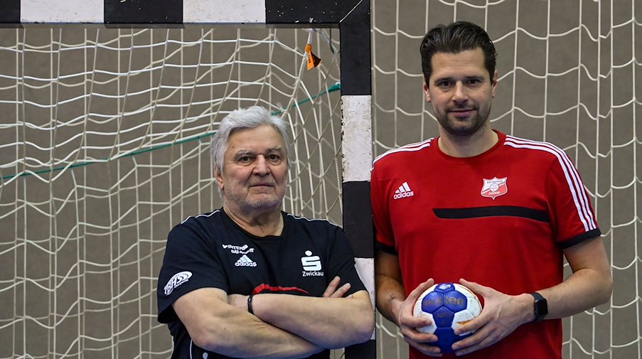 Zwickaus Trainer Norman Rentsch (r) und Co-Trainer Dietmar Schmidt. / Foto: Hendrik Schmidt/dpa-Zentralbild/dpa/Archivbild