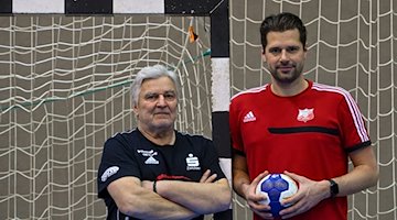 Norman Rentsch (d), entrenador del Zwickau, y Dietmar Schmidt, segundo entrenador / Foto: Hendrik Schmidt/dpa-Zentralbild/dpa/Archivbild