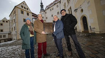 Die Staatliche Schlösser, Burgen und Gärten Sachsen gGmbH (SBG) und die Sächsische Lotto-GmbH (Sachsenlotto) machen ihre erfolgreiche Partnerschaft in Marketing und Öffentlichkeitsarbeit mit 15 Messingtafeln nun noch sichtbarer. 