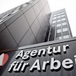 Das Signet der Bundesagentur für Arbeit an einem Gebäude. / Foto: Caroline Seidel/dpa/Archivbild