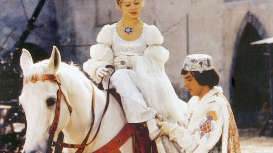 The prince (Pavel Trávnícek) fits Cinderella's (Libuse Safránková) lost shoe / Photo: Degeto/WDR/dpa/Archivbild