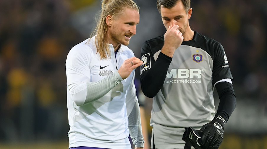 Aue's Marvin Stefaniak (l) and goalkeeper Martin Männel disappointed after the defeat / Photo: Robert Michael/dpa