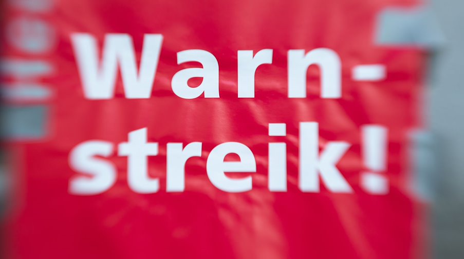 "Warning strike!" is written on a sign. / Photo: Friso Gentsch/dpa/iconic image