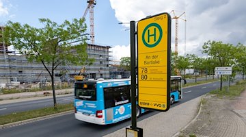 Die Bushaltestelle an der Bartlake in Dresden. / Foto: Daniel Schäfer/dpa/Symbild