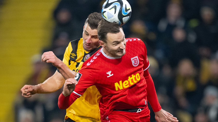 Dynamo's Stefan Kutschke (l) against Regensburg's Florian Ballas / Photo: Robert Michael/dpa