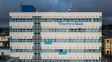 Blick auf das Produktionsgebäude der TechniSat Vogtland GmbH. / Foto: Jan Woitas/dpa