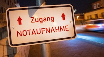 Вивіска "Zugang Notaufnahme" висить перед будівлею клініки / Фото: Stefan Sauer/dpa/Symbolic image