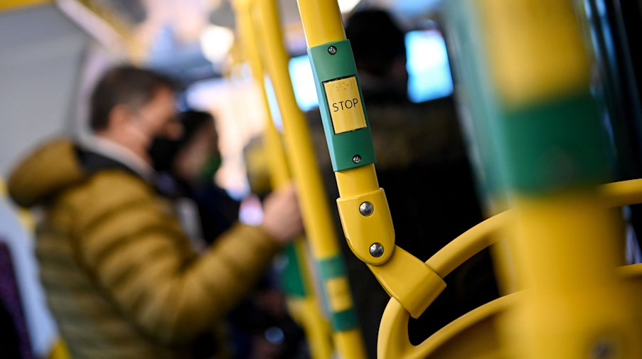 Fahrgäste stehen in einem Bus der Berliner Verkehrsbetriebe. / Foto: Britta Pedersen/dpa-Zentralbild/ZB/Symbolbild