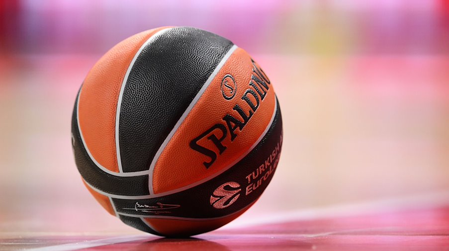 Ein Basketball liegt auf dem Spielfeld / Foto: Tobias Hase/dpa/Symbolbild