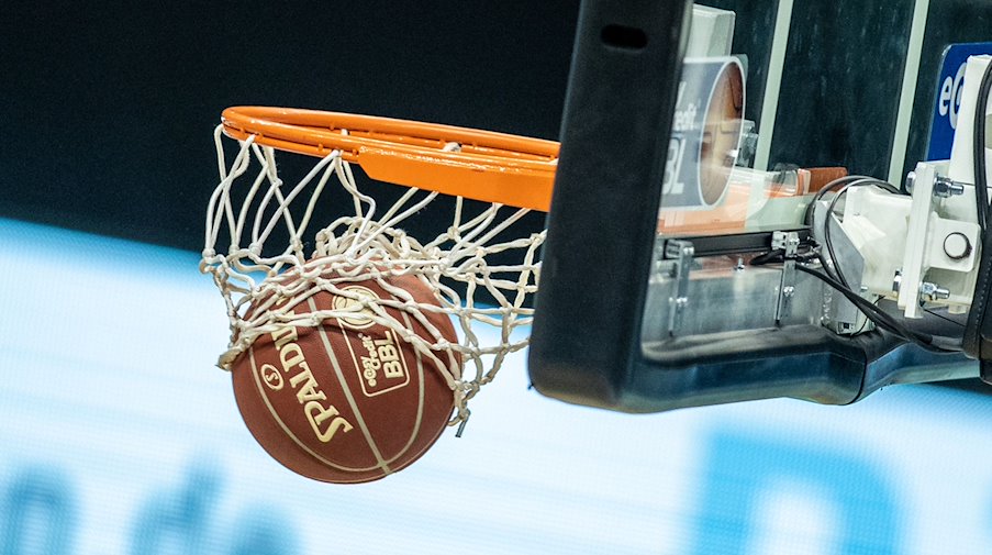 الصورة لكرة سلة تسقط في السلة. / صورة: أندرياس جورا / وكالة الأنباء الألمانية / صورة رمزية