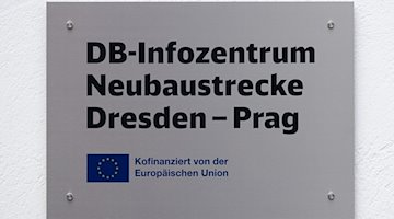 Вивіска з написом "Інформаційний центр DB для нової лінії Дрезден - Прага". / Фото: Sebastian Kahnert/dpa