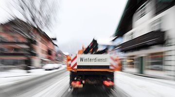 مركبة خدمة الشتاء تسير عبر طريق. / صورة: Angelika Warmuth / dpa / صورة رمزية