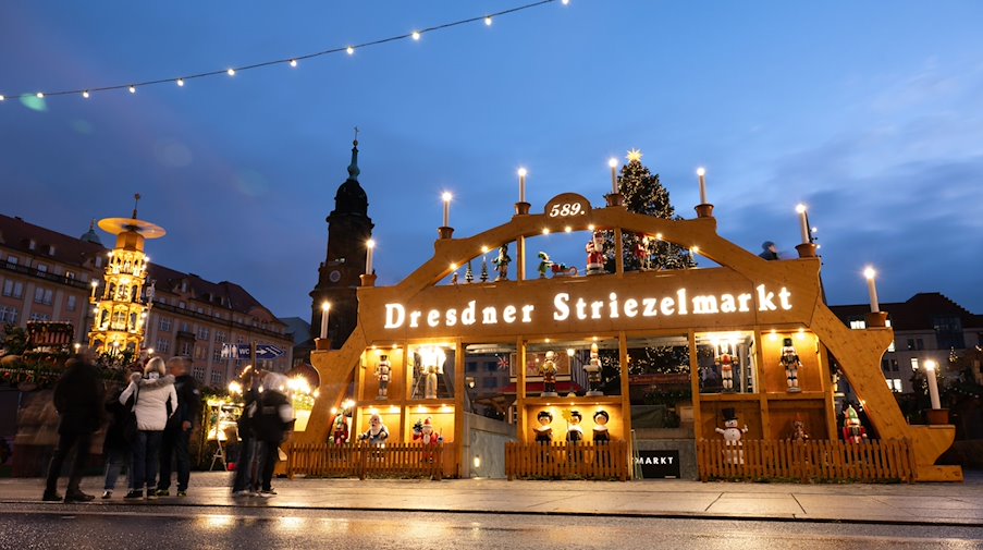 An oversized candle arch on the Altmarkt is brightly lit / Photo: Sebastian Kahnert/dpa
