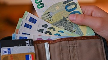 Muchos billetes de euro en una cartera / Foto: Patrick Pleul/dpa-Zentralbild/dpa/Illustration