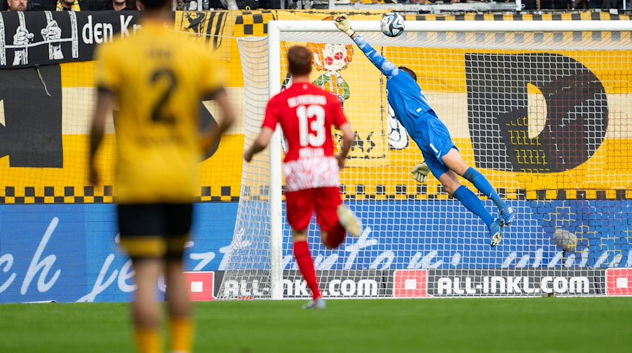 Freiburgs Torwart Benjamin Uphoff kann das Tor zum 1:0 durch Dynamos Luca Herrmann nicht verhindern. / Foto: Robert Michael/dpa