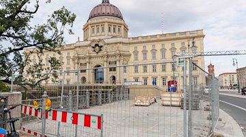 Construction fences surround the site of the future Freedom and Unity Monument on the Schloßfreiheit at the Humboldt Forum. / Photo: Carsten Koall/dpa/Archive image