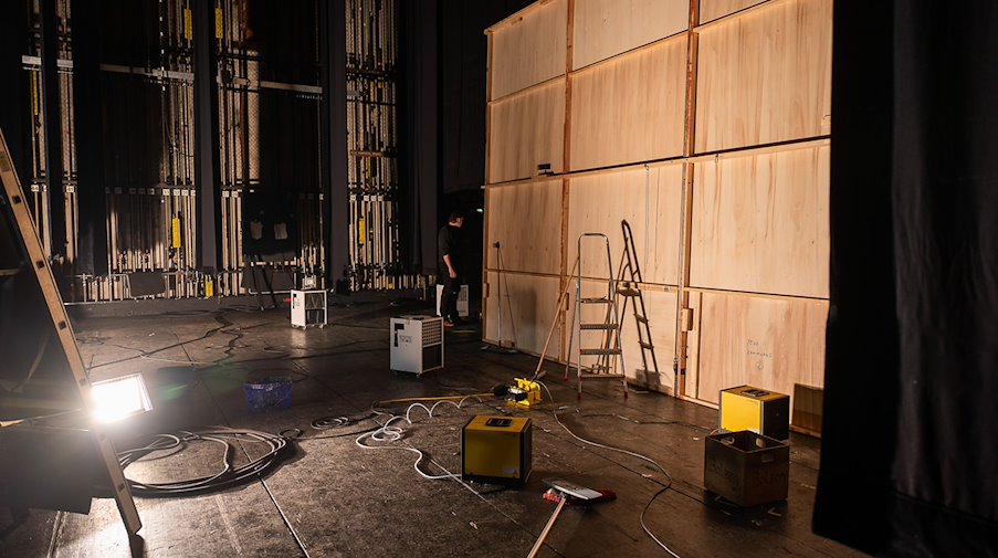 Wassertrockner stehen nach ersten Aufräumarbeiten auf der Bühne des Gerhart-Hauptmann-Theaters. / Foto: Paul Glaser/dpa/Archivbild